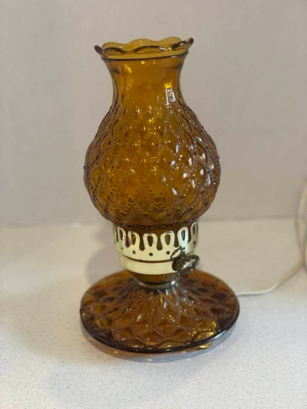 VTG 60S MCM Hollywood Regency Diamond Quilt Amber Hurricane Courting Couple Lamp